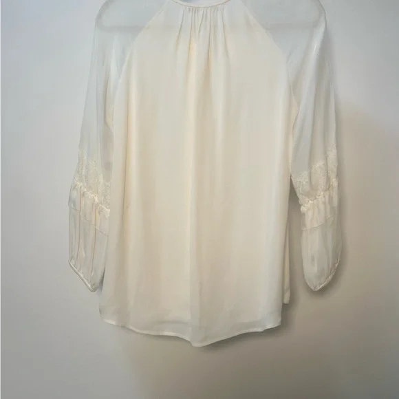 Diane van Fulstberger Elegant Cream Lace Blouse - Picture 5 of 8